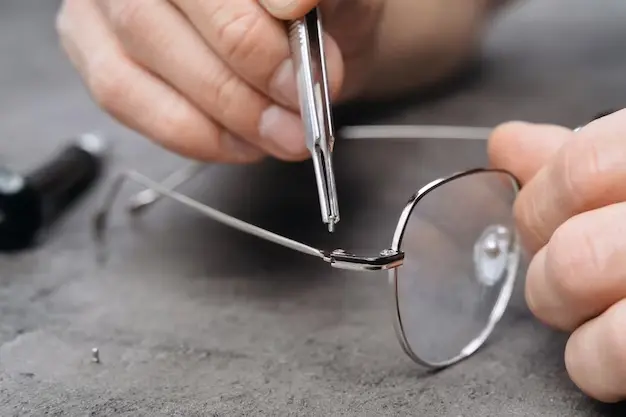 Nettoyer les charnières des lunettes de soleil