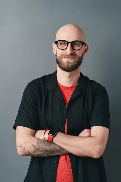 Porter des lunettes avec une tête chauve