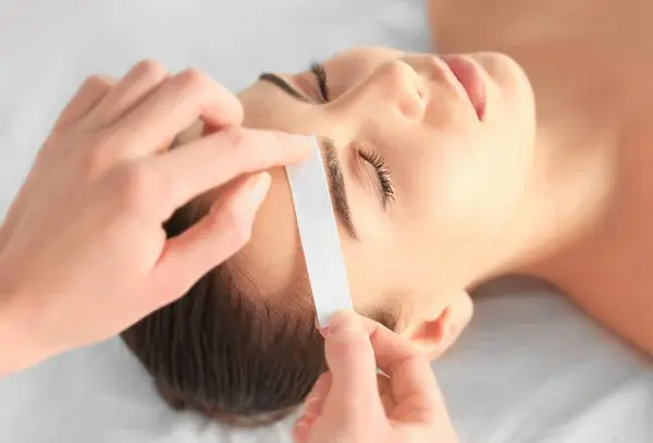 Préparation pour l’épilation des sourcils