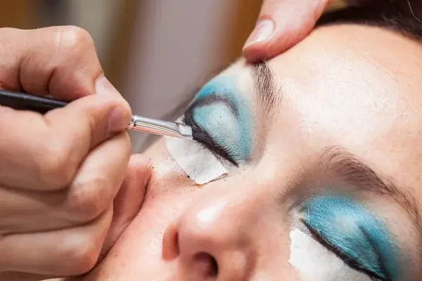 Technique d'eye-liner avec l'ombre à paupières