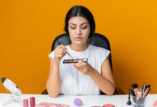 Utiliser l'ombre à paupières comme eyeliner